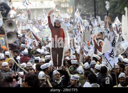 (150120) -- NEW DELHI, 20 janvier 2015 -- les partisans du parti AAM Aadmi portent des portraits du chef du parti Arvind Kerjiwal lors d'une tournée avant de déposer ses documents de candidature pour les élections de l'État de Delhi à New Delhi, en Inde, le 20 janvier 2015. La capitale indienne se rendra aux urnes le 7 février, et le dépouillement sera prévu le 10 février. ) INDIA-NEW DELHI-AAP-ROAD SHOW Parthaxsarkar PUBLICATIONxNOTxINxCHN New Delhi Jan 20 2015 les partisans du parti AAM portent des portraits du chef du parti Arvind lors d'un Road Show avant de déposer ses documents de nomination pour les élections de l'État de Delhi à New Delhi Inde Jan 20 2015 The in Banque D'Images