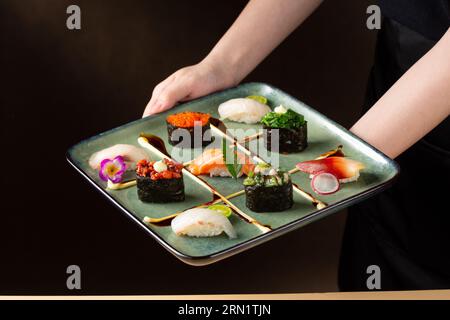 Set de plateau de sushi (saumon Nigiri, anguille nigiri), teishoku japonais, déjeuner Banque D'Images