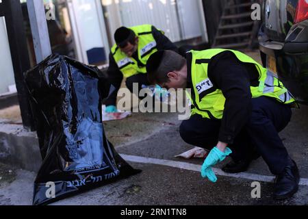 (150121) -- TEL AVIV, 21 janvier 2015 -- des policiers israéliens ont nettoyé la scène où une attaque à l'arme blanche a eu lieu dans un autobus n° 40 à tel Aviv, Israël, le 21 janvier 2015. Au moins 16 personnes ont été blessées mercredi matin dans une attaque à l'arme blanche contre un autobus bondé dans la ville côtière israélienne centrale de tel Aviv, lors d'un incident soupçonné par la police d'être une attaque terroriste. ISRAËL-TEL AVIV-BUS-ATTAQUE À L'ARME BLANCHE JINI PUBLICATIONxNOTxINxCHN tel Aviv Jan 21 2015 policiers israéliens nettoyer la scène où une attaque à l'arme blanche a eu lieu SUR un bus No 40 à tel Aviv Israël LE 21 2015 janvier AU moins 16 célébrités ont été blessées Banque D'Images