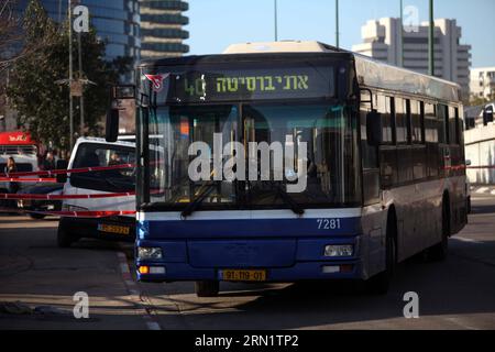 (150121) -- TEL AVIV, 21 janvier 2015 -- le bus n° 40 dans lequel des passagers ont été poignardés a été vu sur les lieux à tel Aviv, Israël, le 21 janvier 2015. Au moins 16 personnes ont été blessées mercredi matin dans une attaque à l'arme blanche contre un autobus bondé dans la ville côtière israélienne centrale de tel Aviv, lors d'un incident soupçonné par la police d'être une attaque terroriste. ISRAEL-TEL AVIV-BUS-ATTAQUE À L'ARME BLANCHE JINI PUBLICATIONxNOTxINxCHN tel Aviv Jan 21 2015 le bus n ° 40 dans lequel des passagers ont été poignardés EST Lakes ON the Scene à tel Aviv Israël LE 21 2015 janvier AU moins 16 célébrités ont été blessées dans une attaque à l'arme blanche SUR un Banque D'Images