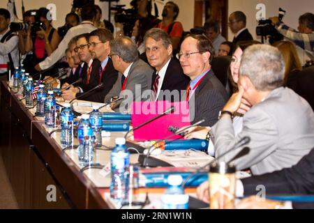 POLITIK US-kubanische Gespräche in Havanna (150121) -- LA HAVANE, le 21 janvier 2015 -- Alex Lee (4e R, front), secrétaire d'État adjoint américain pour l'Amérique du Sud et Cuba, réagit au Palais des Conventions de la Havane, Cuba, le 21 janvier 2015. Cuba et les États-Unis ont entamé mercredi des pourparlers historiques de haut niveau le 21-22 janvier sur le rétablissement des relations et les questions d’immigration. Liu Bin)(hy) CUBA-HAVANA-U.S.-TALKS-IMMIGRATION liubin PUBLICATIONxNOTxINxCHN politique U.S. Cubains discussions à la Havane la Havane Jan 21 2015 Alex Lee 4th r Front U S Secrétaire d'État adjoint pour l'Amérique du Sud Banque D'Images