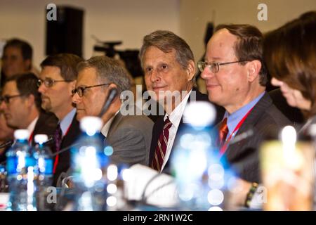 POLITIK US-kubanische Gespräche in Havanna (150121) -- LA HAVANE, le 21 janvier 2015 -- Alex Lee (3rd R), secrétaire d'État adjoint américain pour l'Amérique du Sud et Cuba, réagit au Palais des Conventions de la Havane, Cuba, le 21 janvier 2015. Cuba et les États-Unis ont entamé mercredi des pourparlers historiques de haut niveau le 21-22 janvier sur le rétablissement des relations et les questions d’immigration. Liu Bin)(hy) CUBA-HAVANA-U.S.-TALKS-IMMIGRATION liubin PUBLICATIONxNOTxINxCHN politique U.S. Cubains discussions à la Havane la Havane Jan 21 2015 Alex Lee 3rd r U S sous-secrétaire d'État adjoint pour l'Amérique du Sud et Cuba reac Banque D'Images