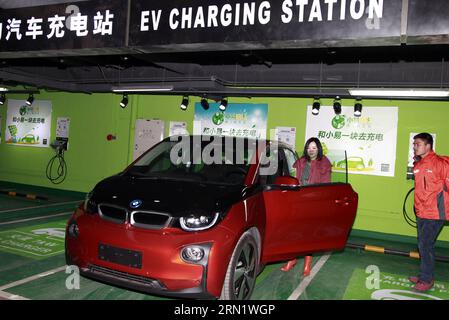 Un propriétaire de voiture recharge sa voiture électrique dans une nouvelle centrale photovoltaïque à Beijing, capitale de la Chine, le 22 janvier 2015. La première centrale photovoltaïque de Pékin pour véhicules électriques a été lancée récemment dans le quartier central des affaires (CBD) de la ville. En 2015, Pékin prévoit d'ajouter 100 nouvelles centrales photovoltaïques avec 3 500 unités de recharge pour couvrir les besoins en énergie de ses véhicules électriques. (lmm) CHINA-BEIJING-ELECTRIC VEHICLE-POWER-RECHARGE (CN) PanxXu PUBLICATIONxNOTxINxCHN propriétaire de voiture sa voiture électrique À une nouvelle centrale photovoltaïque à Beijing capitale de la Chine janvier 22 2015 Banque D'Images