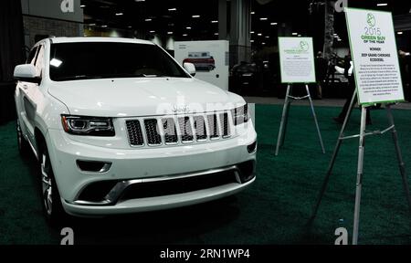 (150122) -- WASHINGTON D.C., le 22 janvier 2015 -- Jeep Grand Cherokee, le vus vert de l'année décerné par Green car Journal, est présenté lors de la deuxième journée de presse du Washington Auto Show 2015 à Washington D.C., capitale des États-Unis, le 22 janvier 2015.) États-Unis-WASHINGTON D.C.-SALON DE L'AUTO BaoxDandan PUBLICATIONxNOTxINxCHN Washington D C Jan 22 2015 Jeep Grand Cherokee le vus vert de l'année décerné par Green car Journal EST présenté lors de la deuxième Journée de presse de 2015 Washington car Show à Washington D C capitale des États-Unis Jan 22 2015 U s Washington D C car Show PUBLICATIONxNO Banque D'Images