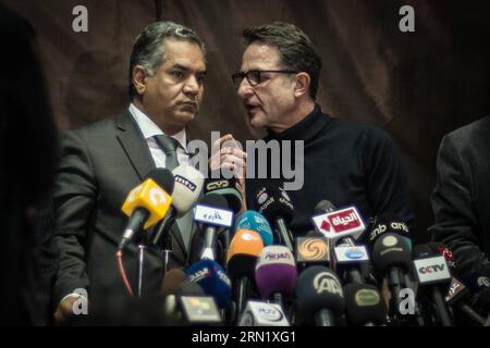 AKTUELLES ZEITGESCHEHEN Ägypten - PK zur beschädigten Totenmaske von Pharao Tutanchamun (150124) -- LE CAIRE, 24 janvier 2015 -- Mamdouh el-Damaty (L), Ministre égyptien des Antiquités, et Christian ECKMANN, expert allemand en archéologie, réagissent lors d'une conférence de presse tenue au Musée égyptien, le Caire, Egypte, le 24 janvier 2015. Le ministère égyptien des Antiquités a tenu une conférence de presse samedi en réponse aux nouvelles récentes sur les dommages et la restauration du masque funéraire du pharaon égyptien Toutankhamon. ÉGYPTE-CAIRE-MUSÉE-TUTANKHAMUM-MASQUE-PRESSE CONFÉRENCE PanxChaoyue PUBLICATIONxNOTxINxCHN nouvelles Cu Banque D'Images