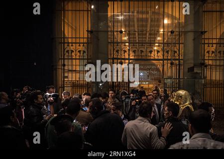 AKTUELLES ZEITGESCHEHEN Ägypten - PK zur beschädigten Totenmaske von Pharao Tutanchamun (150124) -- LE CAIRE, 24 janvier 2015 -- des journalistes ont pris des photos et des vidéos du masque Toutankhamon exposé au Musée égyptien du Caire, Égypte, le 24 janvier 2015. Le ministère égyptien des Antiquités a tenu une conférence de presse samedi en réponse aux nouvelles récentes sur les dommages et la restauration du masque funéraire du pharaon égyptien Toutankhamon. EGYPT-CAIRO-MUSEUM-TUTANKHAMUM-MASK-PRESS CONFERENCE PanxChaoyue PUBLICATIONxNOTxINxCHN Actualités Actualités Conférence de presse Egypte au masque de mort endommagé du Pharaon Tuta Banque D'Images