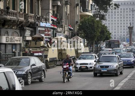 (150124) -- LE CAIRE, 24 janvier 2015 -- des véhicules armés égyptiens montent la garde à l'entrée de la place symbolique Tahrir au Caire, capitale de l'Égypte, le 24 janvier 2015. L'autorité égyptienne a intensifié la sécurité au Caire un jour avant le quatrième anniversaire du soulèvement de janvier 25 en 2011. ) EGYPTE-CAIRE-SOULÈVEMENT-ANNIVERSAIRE-SÉCURITÉ CuixXinyu PUBLICATIONxNOTxINxCHN le Caire Jan 24 2015 DES VÉHICULES armés égyptiens debout Garde À l'entrée de la place Tahrir au Caire capitale de l'Egypte LE 24 2015 janvier l'Autorité égyptienne a intensifié la sécurité sur le Caire un jour avant le quatrième anniversaire du 25 janvier Up Banque D'Images