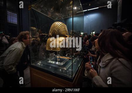 AKTUELLES ZEITGESCHEHEN Ägypten - PK zur beschädigten Totenmaske von Pharao Tutanchamun (150124) -- LE CAIRE, 24 janvier 2015 -- des journalistes ont pris des photos et des vidéos du masque Toutankhamon exposé au Musée égyptien du Caire, Égypte, le 24 janvier 2015. Le ministère égyptien des Antiquités a tenu une conférence de presse samedi en réponse aux nouvelles récentes sur les dommages et la restauration du masque funéraire du pharaon égyptien Toutankhamon. EGYPT-CAIRO-MUSEUM-TUTANKHAMUM-MASK-PRESS CONFERENCE PanxChaoyue PUBLICATIONxNOTxINxCHN Actualités Actualités Conférence de presse Egypte au masque de mort endommagé du Pharaon Tuta Banque D'Images