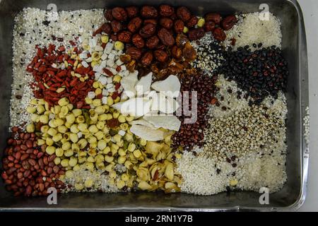 La photo prise le 26 janvier 2015 montre les ingrédients du congee Laba à Hangzhou, capitale de la province du Zhejiang de l est de la Chine. La fête de Laba, fête traditionnelle chinoise le huitième jour du 12e mois du calendrier lunaire, aura lieu le 27 janvier de cette année. Il est de coutume ce jour-là de manger un congee Laba spécial, ou huit porridge au Trésor, généralement fait avec au moins huit ingrédients, représentant les prières des gens pour la récolte, le bonheur et la paix.) (wyl) CHINA-HANGZHOU-LABA FESTIVAL-CÉLÉBRATION (CN) XuxYu PUBLICATIONxNOTxINxCHN photo prise LE 26 2015 janvier montre les ingrédients de Th Banque D'Images