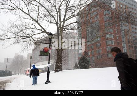 (150126) -- NEW YORK, 26 janvier 2015 -- des piétons marchent dans la neige sur Roosevelt Island à New York, États-Unis, 26 janvier 2015. Le gouverneur de l'État de New York, Andrew Cuomo, a déclaré ici lundi un état d'urgence pour New York et ses zones suburbaines alors que la région se prépare à une tempête potentiellement historique qui pourrait déverser jusqu'à 2 pieds de neige. ) US-NEW YORK-WEATHER-BLIZZARD WuxRong PUBLICATIONxNOTxINxCHN New York janvier 26 2015 piétons marchent dans la neige SUR Roosevelt Islande à New York États-Unis janvier 26 2015 le gouverneur de l'État de New York Andrew Cuomo a déclaré lundi l'état D'URGENCE pour N. Banque D'Images