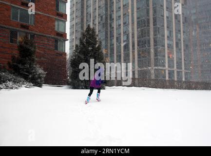 (150126) -- NEW YORK, 26 janvier 2015 -- Une fille joue avec la neige sur Roosevelt Island à New York, États-Unis, le 26 janvier 2015. Le gouverneur de l'État de New York, Andrew Cuomo, a déclaré ici lundi un état d'urgence pour New York et ses zones suburbaines alors que la région se prépare à une tempête potentiellement historique qui pourrait déverser jusqu'à 2 pieds de neige. ) US-NEW YORK-WEATHER-BLIZZARD WuxRong PUBLICATIONxNOTxINxCHN New York janvier 26 2015 une fille JOUE avec neige SUR Roosevelt Islande à New York États-Unis janvier 26 2015 le gouverneur de l'État de New York Andrew Cuomo a déclaré lundi l'état D'URGENCE pour le New y Banque D'Images