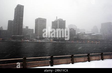 (150126) -- NEW YORK, 26 janvier 2015 -- le paysage de neige de Manhattan est vu depuis Roosevelt Island à New York, aux États-Unis, le 26 janvier 2015. Le gouverneur de l'État de New York, Andrew Cuomo, a déclaré ici lundi un état d'urgence pour New York et ses zones suburbaines alors que la région se prépare à une tempête potentiellement historique qui pourrait déverser jusqu'à 2 pieds de neige. ) US-NEW YORK-WEATHER-BLIZZARD WuxRong PUBLICATIONxNOTxINxCHN New York Jan 26 2015 of Manhattan IS Lakes from Roosevelt Iceland in New York les Etats-Unis Jan 26 2015 New York State gouverneur Andrew Cuomo a déclaré lundi un Etat d'EMERGEN Banque D'Images