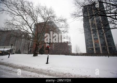 (150126) -- NEW YORK, le 26 janvier 2015 -- des rues enneigées sont vues sur Roosevelt Island à New York, aux États-Unis, le 26 janvier 2015. Le gouverneur de l'État de New York, Andrew Cuomo, a déclaré ici lundi un état d'urgence pour New York et ses zones suburbaines alors que la région se prépare à une tempête potentiellement historique qui pourrait déverser jusqu'à 2 pieds de neige. ) US-NEW YORK-WEATHER-BLIZZARD WuxRong PUBLICATIONxNOTxINxCHN New York janvier 26 2015 les rues enneigées sont des lacs SUR Roosevelt Islande à New York États-Unis janvier 26 2015 le gouverneur de l'État de New York Andrew Cuomo a déclaré lundi un État d'EMER Banque D'Images