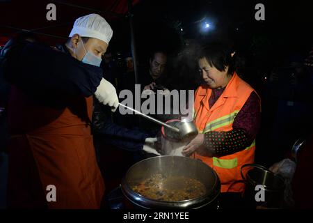 XI AN, le 27 janvier 2015 -- des citoyens font la queue pour obtenir gratuitement de la bouillie Laba dans un temple à Xi an, capitale de la province du Shaanxi du nord-ouest de la Chine, le 27 janvier 2015. Le festival LABA, le huitième jour du 12e mois lunaire, tombe le 27 janvier de cette année, au cours duquel les Chinois ont la tradition de manger du porridge Laba. De nombreux temples de Xi an distribuaient du porridge Laba aux gens gratuitement pour transmettre leurs meilleurs voeux. (Zwx) CHINA-SHAANXI-XI AN-LABA FESTIVAL (CN) LiuxXiao PUBLICATIONxNOTxINxCHN Xi à Jan 27 2015 citoyens Queue pour obtenir la bouillie Laba libre dans un temple à Xi à la capitale du nord-ouest de la Chine S Shaanxi province Jan Banque D'Images