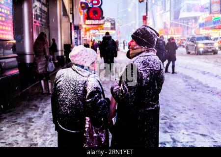 (150126) -- NEW YORK, 26 janvier 2015 -- des piétons marchent dans la neige à New York, États-Unis, 26 janvier 2015. Le gouverneur de l'État de New York, Andrew Cuomo, a déclaré ici lundi un état d'urgence pour New York et ses zones suburbaines alors que la région se prépare à une tempête potentiellement historique qui pourrait déverser jusqu'à 2 pieds de neige. ) US-NEW YORK-WEATHER-BLIZZARD LixChangxiang PUBLICATIONxNOTxINxCHN New York janvier 26 2015 piétons marchent dans la neige à New York États-Unis janvier 26 2015 le gouverneur de l'État de New York Andrew Cuomo a déclaré lundi l'état d'URGENCE pour New York et ses banlieues Banque D'Images