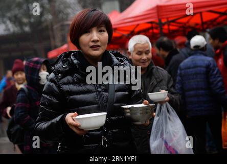 XI AN, le 27 janvier 2015 -- les citoyens reçoivent gratuitement de la bouillie Laba dans un temple à Xi an, capitale de la province du Shaanxi du nord-ouest de la Chine, le 27 janvier 2015. Le festival LABA, le huitième jour du 12e mois lunaire, tombe le 27 janvier de cette année, au cours duquel les Chinois ont la tradition de manger du porridge Laba. De nombreux temples de Xi an distribuaient du porridge Laba aux gens gratuitement pour transmettre leurs meilleurs voeux. (Zwx) CHINA-SHAANXI-XI AN-LABA FESTIVAL (CN) LiuxXiao PUBLICATIONxNOTxINxCHN Xi à Jan 27 2015 les citoyens obtiennent la bouillie Laba libre dans un temple à Xi à la capitale du nord-ouest de la Chine S Shaanxi province Jan 27 2015 Laba Festi Banque D'Images