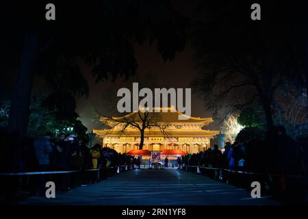 XI AN, le 27 janvier 2015 -- des citoyens font la queue pour obtenir gratuitement de la bouillie Laba dans un temple à Xi an, capitale de la province du Shaanxi du nord-ouest de la Chine, le 27 janvier 2015. Le festival LABA, le huitième jour du 12e mois lunaire, tombe le 27 janvier de cette année, au cours duquel les Chinois ont la tradition de manger du porridge Laba. De nombreux temples de Xi an distribuaient du porridge Laba aux gens gratuitement pour transmettre leurs meilleurs voeux. (Zwx) CHINA-SHAANXI-XI AN-LABA FESTIVAL (CN) LiuxXiao PUBLICATIONxNOTxINxCHN Xi à Jan 27 2015 citoyens Queue pour obtenir la bouillie Laba libre dans un temple à Xi à la capitale du nord-ouest de la Chine S Shaanxi province Jan Banque D'Images