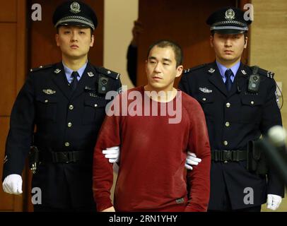 (150127) -- BEIJING, 27 janv. 2015 () -- l'acteur Zhang Mo (C) est traduit devant le tribunal pour être jugé au tribunal populaire du district de Haidian à Beijing, capitale de la Chine, le 27 janvier 2015. Zhang Mo, fils du célèbre acteur Zhang Guoli, a été condamné mardi par le tribunal populaire du district de Haidian à Pékin à six mois de prison pour des infractions liées à la drogue. Selon le tribunal, Zhang, 32 ans, avait fourni des lieux pour la consommation de drogues à des fins récréatives à deux reprises. () (lfj) CHINA-BEIJING-ACTOR-DRUG OFFENSES-SENTENCE (CN) Xinhua PUBLICATIONxNOTxINxCHN Beijing Jan 27 2015 l'acteur Zhang Mo C EST traduit devant la Cour pour procès À T Banque D'Images