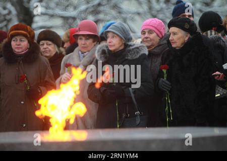 ST. PETERSBURG, le 27 janvier 2015 -- des gens assistent à une cérémonie pour marquer le 71e anniversaire de la fin du blocus de Leningrad au cimetière commémoratif Piskaryovskoye à St. Petersburg, Russie, 27 janvier 2015. Leningrad, connue sous le nom de St. Petersburg aujourd'hui, a été assiégé par les nazis en septembre 1941. La ville a lutté pendant près de 900 jours par la suite et a levé le blocus nazi le 27 janvier 1944. Le siège avait entraîné la mort de plus de 600 000 civils et militaires soviétiques. (lmm) RUSSIE-ST. PETERSBURG-LENINGRAD BLOCUS ANNIVERSAIRE LuxJinbo PUBLICATIONxNOTxINxCHN St Petersburg Jan 27 2015 Celeb Banque D'Images