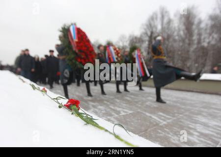 ST. PETERSBURG, le 27 janvier 2015 -- des gens assistent à une cérémonie pour marquer le 71e anniversaire de la fin du blocus de Leningrad au cimetière commémoratif Piskaryovskoye à St. Petersburg, Russie, 27 janvier 2015. Leningrad, connue sous le nom de St. Petersburg aujourd'hui, a été assiégé par les nazis en septembre 1941. La ville a lutté pendant près de 900 jours par la suite et a levé le blocus nazi le 27 janvier 1944. Le siège avait entraîné la mort de plus de 600 000 civils et militaires soviétiques. (lmm) RUSSIE-ST. PETERSBURG-LENINGRAD BLOCUS ANNIVERSAIRE LuxJinbo PUBLICATIONxNOTxINxCHN St Petersburg Jan 27 2015 Celeb Banque D'Images