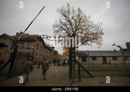 (150127) -- BRUXELLES, 27 janvier 2015 -- la photo prise le 9 novembre 2012 montre des personnes visitant le site commémoratif de l'ancien camp de concentration d'Auschwitz à Oswiecim, en Pologne. Les célébrations du 70e anniversaire de la libération du camp de concentration d'Auschwitz ont commencé mardi matin dans la ville d'Oswiecim, dans le sud de la Pologne. Le camp de concentration a été fondé en 1940 par les Allemands principalement dans le but d'emprisonner les prisonniers polonais. Depuis 1942, il est devenu l'un des plus grands lieux d'extermination juive en Europe, avec plus de 1,1 millions de morts, y compris des Polonais, Roumains, prisonniers soviétiques Banque D'Images