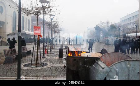 AKTUELLES ZEITGESCHEHEN Gewaltsame Proteste im Kosovo (150127) - PRISTINA, JAN. 27, 2015 -- des policiers des émeutes marchent vers des manifestants pour les disperser à l'aide de gaz lacrymogènes à Pristina, capitale du Kosovo, le 27 janvier 2015. La présence du chaos a embrouillé le centre de Pristina mardi lors d'une manifestation anti-gouvernementale qui a éclaté dans des affrontements entre les manifestants et la police du Kosovo. Plus de 100 personnes ont été blessées dans les deux camps, tandis qu ' un policier a été grièvement blessé. KOSOVO-PRISTINA-MANIFESTATION ANTI-GOUVERNEMENTALE SafetxKabashaj PUBLICATIONxNOTxINxCHN Actualités manifestations violentes au Kosovo Pristin Banque D'Images