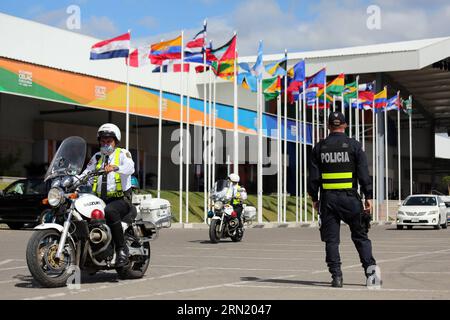 Des policiers montent la garde dans les installations où se tiendra le 3e Sommet de la Communauté des États d’Amérique latine et des Caraïbes (CELAC, pour son acronyme en espagnol), à San Antonio de Belen, province d’Heredia, à 20 km au nord-ouest de San Jose, capitale du Costa Rica, le 27 janvier 2015. Les dirigeants des États d’Amérique latine et des Caraïbes assisteront au 3e sommet de la CELAC mercredi et jeudi. Kent Gilbert) (da) COSTA RICA-SAN ANTONIO DE BELEN-POLITICS-CELAC-SUMMIT e KENTxGILBERT PUBLICATIONxNOTxINxCHN les policiers tiennent la garde DANS les installations où le 3e Sommet de la Communauté de Banque D'Images