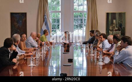 (150128) -- BUENOS AIRES, le 27 janvier 2015 -- la Présidente de l'Argentine, Cristina Fernandez de Kirchner (C), rencontre des membres de l'association 18J parents, survivants et amis des victimes d'agression de l'AMIA , dirigée par Sergio Burstein (6e L), à la Résidence présidentielle d'Olivos, à Buenos Aires, Argentine, le 27 janvier 2015. Presidence/TELAM) (rhj)(lmz) ARGETINA-BUENOS AIRES-POLITICS-FERNANDEZ e TELAM PUBLICATIONxNOTxINxCHN Buenos Aires Jan 27 2015 Argentine S la Présidente Cristina Fernandez de Kirchner C rencontre des membres de l'association parents survivants et amis des victimes d'agression dirigée par Sergio Banque D'Images