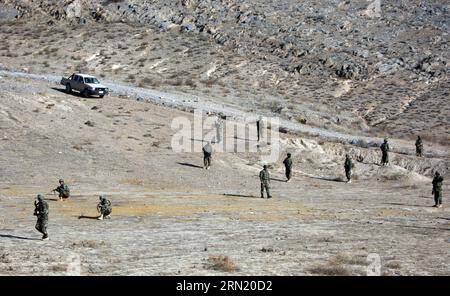 (150128) -- KABOUL, le 28 janvier 2015 -- des soldats de l'armée nationale afghane patrouillent alors qu'ils participaient à leur entraînement dans un centre d'entraînement de l'armée à Kaboul, Afghanistan, le 28 janvier 2015.) (Lmz) AFGHANISTAN-KABOUL-ARMY-TRAINING AhmadxMassoud PUBLICATIONxNOTxINxCHN Kaboul Jan 28 2015 soldats de l'Armée nationale afghane patrouillent pendant leur formation AU Centre d'entraînement de l'Armée à Kaboul Afghanistan LE Jan 28 2015 Afghanistan Kaboul Army Training PUBLICATIONxNOTxINxCHN Banque D'Images