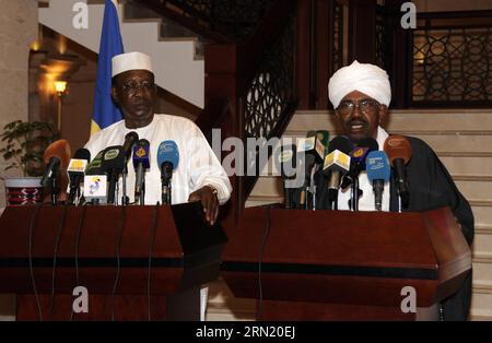 (150128) -- KHARTOUM, 28 janvier 2015 -- le président soudanais Omar al-Bashir (R) et son homologue tchadien Idriss Deby assistent à une conférence de presse après leur rencontre à Khartoum, Soudan, le 28 janvier 2015. Le Soudan et le Tchad ont exprimé mercredi leurs préoccupations concernant les situations en Libye, au Soudan du Sud, en République centrafricaine et au Nigeria, ainsi que le conflit dans la région du Darfour au Soudan. SOUDAN-KHARTOUM-PRESIDENT-MEETING MohammedxBabiker PUBLICATIONxNOTxINxCHN Khartoum Jan 28 2015 le Président soudanais Omar Al Bashir et sa partie tchadienne Idriss Deby assistent à une conférence de presse après leur rencontre à Kha Banque D'Images