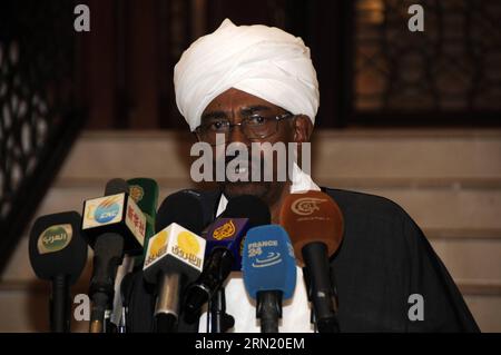 (150128) -- KHARTOUM, 28 janvier 2015 -- le président soudanais Omar al-Bashir et son homologue tchadien Idriss Deby (absent de la photo) assistent à une conférence de presse après leur rencontre à Khartoum, Soudan, le 28 janvier 2015. Le Soudan et le Tchad ont exprimé mercredi leurs préoccupations concernant les situations en Libye, au Soudan du Sud, en République centrafricaine et au Nigeria, ainsi que le conflit dans la région du Darfour au Soudan. SOUDAN-KHARTOUM-PRESIDENT-MEETING MohammedxBabiker PUBLICATIONxNOTxINxCHN Khartoum Jan 28 2015 le président soudanais Omar Al Bashir et sa partie tchadienne Idriss Deby pas dans la photo assistent à une conférence de presse Banque D'Images