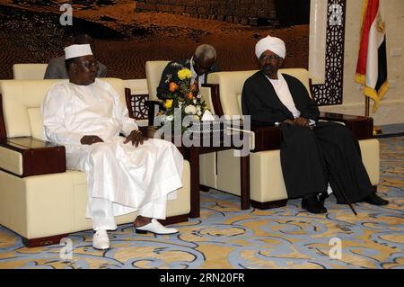 (150128) -- KHARTOUM, le 28 janvier 2015 -- le président soudanais Omar al-Bashir (R) et son homologue tchadien Idriss Deby assistent à une réunion à Khartoum, Soudan, le 28 janvier 2015. Le Soudan et le Tchad ont exprimé mercredi leurs préoccupations concernant les situations en Libye, au Soudan du Sud, en République centrafricaine et au Nigeria, ainsi que le conflit dans la région du Darfour au Soudan. SOUDAN-KHARTOUM-PRESIDENT-MEETING MohammedxBabiker PUBLICATIONxNOTxINxCHN Khartoum Jan 28 2015 le Président soudanais Omar Al Bashir et sa partie tchadienne Idriss Deby assistent à une réunion à Khartoum Soudan Jan 28 2015 Soudan et Tchad mercredi expres Banque D'Images