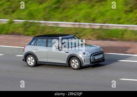 2022 gris Mini Cooper Classic 5d hatchback ; voyageant à grande vitesse sur l'autoroute M6 dans le Grand Manchester, Royaume-Uni Banque D'Images