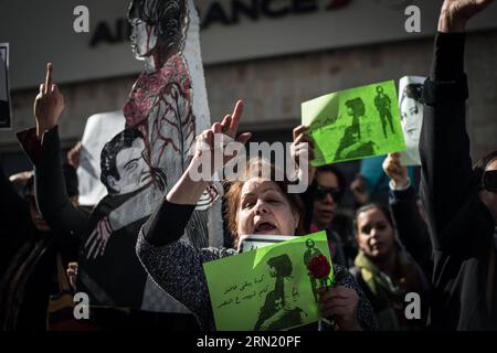 (150129) -- LE CAIRE, 29 janvier 2015 -- des protestataires brandissent des banderoles et crient des slogans lors d'une manifestation commémorant la manifestante Shaimaa al-Sabbagh, qui a été abattue lors d'une manifestation à la veille du quatrième anniversaire du soulèvement de janvier 25, sur la place Talaat Harb, le même lieu de sa mort, au centre-ville du Caire, en Égypte, le 29 janvier 2015. ) (Zjy) EGYPTE-CAIRE-MANIFESTATION PanxChaoyue PUBLICATIONxNOTxINxCHN le Caire Jan 29 2015 les protestataires féminines tiennent des bannières et crient des slogans lors d'une manifestation commémorant la Femme Al Who What a tué lors d'une manifestation À la veille de la quatrième Banque D'Images