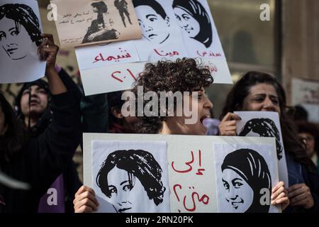 (150129) -- LE CAIRE, 29 janvier 2015 -- des protestataires brandissent des banderoles et crient des slogans lors d'une manifestation commémorant la manifestante Shaimaa al-Sabbagh, qui a été abattue lors d'une manifestation à la veille du quatrième anniversaire du soulèvement de janvier 25, sur la place Talaat Harb, le même lieu de sa mort, au centre-ville du Caire, en Égypte, le 29 janvier 2015. ) (Zjy) EGYPTE-CAIRE-MANIFESTATION PanxChaoyue PUBLICATIONxNOTxINxCHN le Caire Jan 29 2015 les protestataires féminines tiennent des bannières et crient des slogans lors d'une manifestation commémorant la Femme Al Who What a tué lors d'une manifestation À la veille de la quatrième Banque D'Images