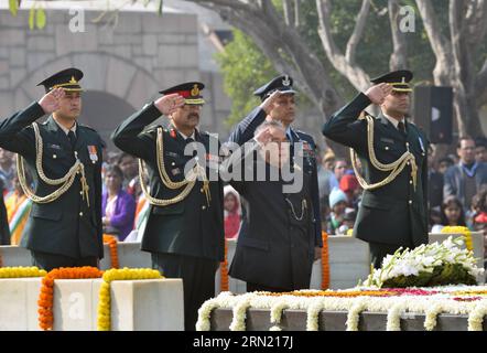 (150130) -- NEW DELHI, le 30 janvier 2015 -- le président indien Pranab Mukherjee (front C) rend hommage à Rajghat, un mémorial du Mahatma Gandhi à l'occasion de l'anniversaire de sa mort à New Delhi, en Inde, le 30 janvier 2015. Gandhi a été assassiné le 30 janvier 1948, alors qu'il marchait vers une plate-forme d'où il devait s'adresser à une réunion de prière. (Zjy) INDE-NOUVEAU DELHI-GANDHI-ANNIVERSAIRE DE LA MORT ParthaxSarkar PUBLICATIONxNOTxINxCHN New Delhi Jan 30 2015 le président indien Pranab Mukherjee C Front rend hommage À Rajghat un mémorial du Mahatma Gandhi À L'OCCASION DE son anniversaire de mort à New Delhi en Inde le 30 2015 janvier Banque D'Images