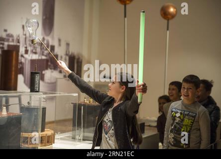 (150130) -- ZAGREB, 30 janvier 2015 -- Une jeune fille fait l'expérience d'installations expérimentales mettant en vedette les réalisations de l'inventeur croato-américain Nikola Tesla à l'occasion de la 10e nuit des musées au Musée technique de Zagreb, capitale de la Croatie, le 30 janvier 2015. Museum Night est un événement annuel qui offre aux gens la chance de visiter plus de 200 musées croates gratuitement. CROATIE-ZAGREB-MUSÉE NUIT MisoxLisanin PUBLICATIONxNOTxINxCHN Zagreb Jan 30 2015 une fille expériences installations expérimentales avec l'invention réalisations de l'inventeur croato-américain Nikola Tesla ON Banque D'Images