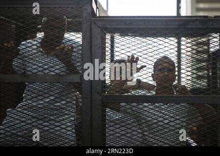 (150202) -- LE CAIRE, photo prise le 23 juin 2014 montre le journaliste australien Peter Greste (1st R) d'Al-Jazeera debout derrière les barreaux alors qu'il écoutait le verdict devant un tribunal du Caire, en Égypte. L Egypte a décidé de déporter le journaliste emprisonné Peter Greste vers son Australie natale, a rapporté l agence de presse de l Etat égyptien le dimanche 1 février 2015. EGYPTE-CAIRO-TRIAL-AL JAZEERA-DÉPORTATION CuixXinyu PUBLICATIONxNOTxINxCHN fichier le Caire photo prise LE 23 2014 juin montre Al Jazeera S journaliste australien Peter 1e r derrière les barreaux alors qu'il écoutait le verdict À un tribunal au Caire Egypte l'Egypte a décidé t Banque D'Images