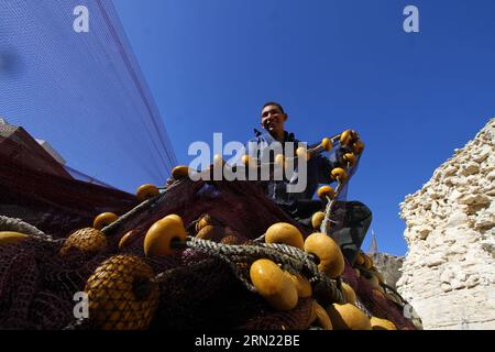 (150202) -- ALEXANDRIE, 2 février 2015 -- les pêcheurs pêchent en Méditerranée par la ville de pêcheurs El Max à Alexandrie, en Égypte, le 31 janvier 2015. La ville de pêcheurs connue sous le nom de Venise en Egypte est située près de la ville côtière méditerranéenne Alexandrie, et les pêcheurs ici vivent de la pêche d'une génération à l'autre.) ÉGYPTE-ALEXANDRIA-FISH-EL MAX-FEATURE AHMEDXGOMAA PUBLICATIONXNOTXINXCHN Banque D'Images