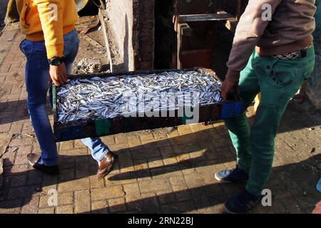 (150202) -- ALEXANDRIE, 2 février 2015 -- deux pêcheurs égyptiens tiennent une boîte de poisson à vendre sur un marché de rue dans la ville de pêcheurs El Max à Alexandrie, en Égypte, le 31 janvier 2015. La ville de pêcheurs connue sous le nom de Venise en Egypte est située près de la ville côtière méditerranéenne Alexandrie, et les pêcheurs ici vivent de la pêche d'une génération à l'autre.) EGYPTE-ALEXANDRIA-FISH-EL MAX-FEATURE AhmedxGomaa PUBLICATIONxNOTxINxCHN Alexandrie février 2 2015 deux pêcheurs égyptiens tiennent une boîte de poisson à vendre À un marché de rue À la ville de Fisher El Max à Alexandrie Egypte LE 31 2015 janvier la ville de Fisher connue sous le nom de Venise Banque D'Images