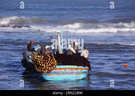 (150202) -- ALEXANDRIE, 2 février 2015 -- les pêcheurs pêchent en Méditerranée par la ville de pêcheurs El Max à Alexandrie, en Égypte, le 31 janvier 2015. La ville de pêcheurs connue sous le nom de Venise en Egypte est située près de la ville côtière méditerranéenne Alexandrie, et les pêcheurs ici vivent de la pêche d'une génération à l'autre.) EGYPTE-ALEXANDRIA-FISH-EL MAX-FEATURE AhmedxGomaa PUBLICATIONxNOTxINxCHN Alexandrie février 2 2015 pêcheurs pêchez SUR la Méditerranée par la ville de Fisher El Max à Alexandrie Egypte LE 31 2015 janvier la ville de Fisher connue sous le nom de Venise en Egypte EST située près de la ville côtière méditerranéenne Alexandrie A. Banque D'Images