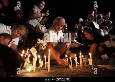 (150203) -- QUEZON CITY, 3 février 2015 -- des gens allument des bougies et offrent des fleurs et des prières pour les 49 membres tués de la police nationale philippine Special action Force (PNP-SAF) à la porte du quartier général de la PNP à Quezon City, Philippines, le 3 février 2015. Il y avait un manque de coordination et de planification entre les forces militaires et les dirigeants du PNP-SAF lors de l'affrontement violent à Mamasapano, Maguindanao, le 25 janvier, a déclaré mardi le chef des Forces armées des Philippines. Autorisé par ytfs PHILIPPINES-QUEZON CITY-CANDLE LIGHTING RouellexUmali PUBLICATIONxNOTxINxCHN que Banque D'Images