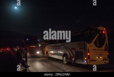 AKTUELLES ZEITGESCHEHEN Busunglück im Süden Israels (150203) -- RAHAT, 3 février 2015 -- un autobus et un camion endommagés ont été vus sur le site où un accident massif s'est produit près de la jonction Lehavim, une section de la route 31 dans le désert du Néguev, au sud d'Israël, le 3 février 2015. Au moins huit personnes ont été tuées et des dizaines d'autres blessées dans un accident massif dans le sud d'Israël mardi, ont déclaré les services d'urgence. Le porte-parole de la police a déclaré que l'accident s'était produit alors qu'un bus rempli de passagers bédouins arabes venant de villages du désert du Néguev au sud d'Israël entrait en collision avec un camion qui transportait un tracteur. ISRAEL-RAH Banque D'Images