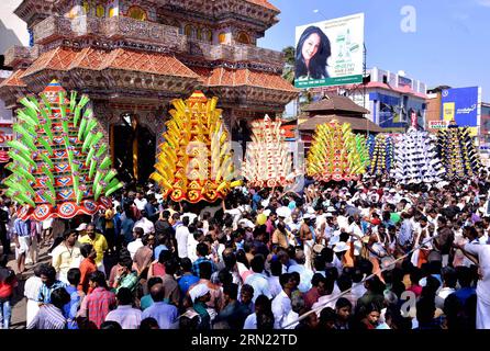 (150204) -- THRISSUR, 3 février 2015 -- les dévots se rassemblent au temple Sree Maheswara pour le Thaipusam à Koorkancherry à Thrissur, dans l'État du Kerala, au sud de l'Inde, le 3 février 2015. Thaipusam est le plus grand festival religieux annuel célébré par la communauté hindoue.) INDIA-THRISSUR-THAIPUSAM Stringer PUBLICATIONxNOTxINxCHN Thrissur février 3 2015 les dévots se rassemblent AU Temple Sree pour le Thaipusam À Thrissur Inde S État du sud du Kerala février 3 2015 Thaipusam EST le plus grand festival religieux annuel célébré par la communauté hindoue India Thrissur Stringer PUBLICATIONxNOTxNoxCH Banque D'Images