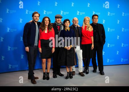 (150205)-- BERLIN, 5 février 2015-- le réalisateur américain Darren Aronofsky (3e L), président du jury, pose avec d'autres membres du jury lors d'un photocall au 65e Festival international du film de la Berlinale à Berlin, Allemagne, le 5 février 2015. )(azp) GERMANY-BERLIN-FILM FESTIVAL-JURY ZhangxFan PUBLICATIONxNOTxINxCHN Berlin février 5 2015 U S Director Darren Aronofsky 3rd l le Président du jury pose avec les autres membres du jury lors d'une séance photo AU 65e Festival international du film de Berlin à Berlin Allemagne LE 5 2015 février EGP Allemagne Festival du film de Berlin jury PUBLICATIONxNOTxINxCHN Banque D'Images