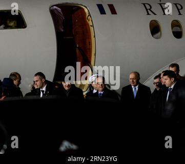 (150206)-- MOSCOU, 6 février 2015-- le président français François Hollande (devant, au centre) arrive à un aéroport de Moscou, capitale de la Russie, le 6 février 2015. Le président français François Hollande et la chancelière allemande Angela Merkel sont arrivés vendredi à Moscou pour s’entretenir avec le président russe Vladimir Poutine sur une solution pacifique à la crise ukrainienne. )(azp) RUSSIE-MOSCOU-HOLLANDE-ARRIVÉE jiaxyuchen PUBLICATIONxNOTxINxCHN Moscou 6 2015 février le président français François Hollande Front Center arrive À l'aéroport de Moscou capitale de la Russie LE 6 2015 février le président français François Hollande et l'allemand Banque D'Images