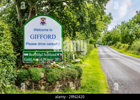 Bienvenue au panneau de village de Gifford sur la route de campagne, East Lothian, Écosse, Royaume-Uni Banque D'Images