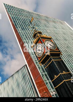 Westminster, centre de Londres, Angleterre. 'Little Ben' est une tour d'horloge miniature en fonte située en face du théâtre Victoria Palace à l'intersecti Banque D'Images