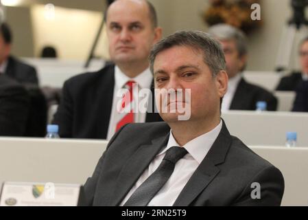 (150211) -- SARAJEVO, le 11 février 2015 -- Denis Zvizdic, président nouvellement élu du Conseil des ministres de Bosnie-Herzégovine, assiste à une séance dans le bâtiment du Parlement, à Sarajevo, Bosnie-Herzégovine, le 11 février 2015. La Chambre des représentants de l'Assemblée parlementaire de Bosnie-Herzégovine (BiH) a voté mercredi la nomination de Denis Zvizdic comme président du Conseil des ministres de la BiH. ) BOSNIE-HERZÉGOVINE-SARAJEVO-CONSEIL DES MINISTRES-NOUVEAUX PRÉSIDENTS HarisxMemija PUBLICATIONxNOTxINxCHN Sarajevo février 11 2015 le président nouvellement élu du Conseil des ministres de B Banque D'Images