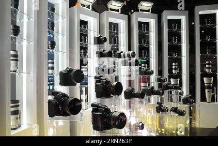 (150212) -- TOKYO, 12 février 2014 -- les produits Canon sont présentés au salon CP+ Camera and photo Imaging à Yokohama, Japon, le 12 février 2015. L'exposition de quatre jours a été inaugurée le 12 février. ) JAPAN-YOKOHAMA-TECHNOLOGY-SHOW Stringer PUBLICATIONxNOTxINxCHN Tokyo 12 2014 février les produits Canon sont des lacs AU salon de l'appareil photo et de l'imagerie de Yokohama Japon 12 2015 février l'exposition de quatre jours qui a ouvert LE 12 février Japon Yokohama Technology Show Stringer PUBLICATIONxNOTxINxCHN Banque D'Images